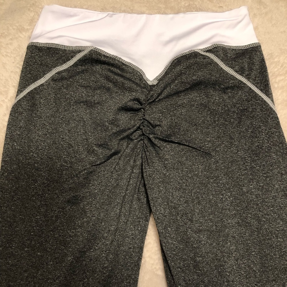 NWOT scrunch booty workout leggings